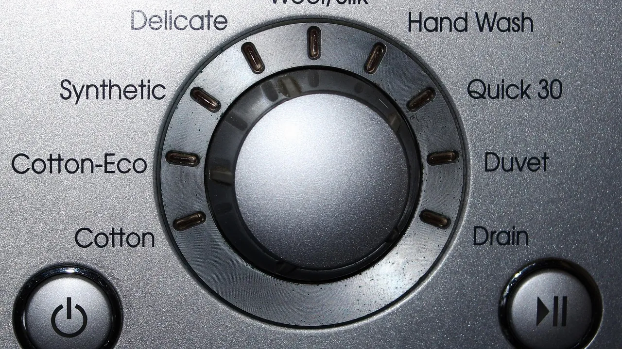Le sélecteur de programmes d’un lave-linge, entouré de ses réglages